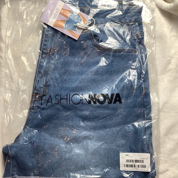 FASHION Nova NWT 3X (22/24) Stretch Twist of Fate Denim Mom Shorts (T04.6) - Picture 3 of 4